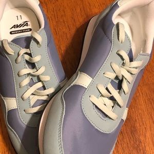 NWOT! Avía light blue women’s sz 11 lace up walking shoes!